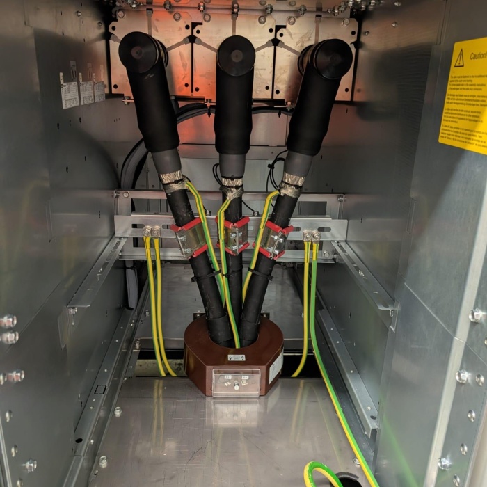 Switchgear termination with screen earthing